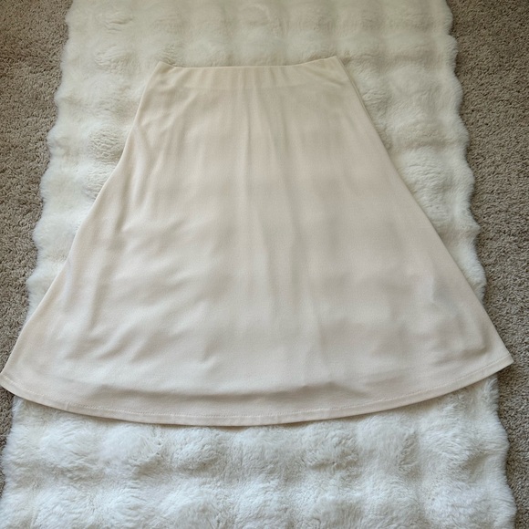 Vince Crepe Cream A-Line Women's Skirt - Picture 3 of 8